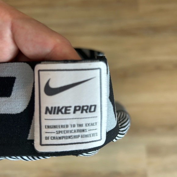 Nike Pro Athletic Tights - Picture 3 of 3